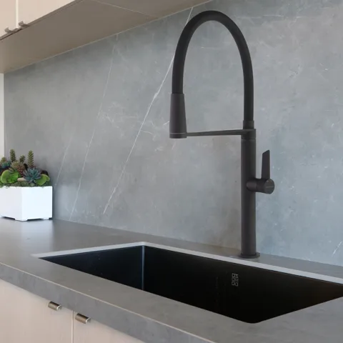 Смеситель для кухни с магнитным держателем и гибким изливом KITCHEN MAGNET чёрный — изображение 3